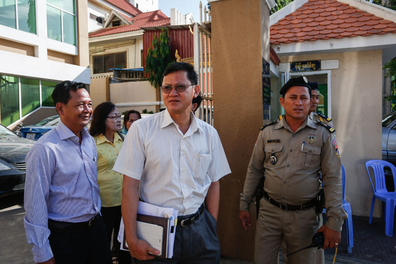 Ny Chakrya, head of monitoring for Adhoc, arrives at the Phnom Penh Municipal Court on Monday for questioning in his defamation case. (Siv Channa/The Cambodia Daily)