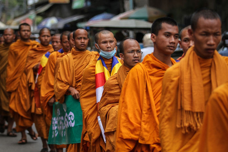 Members of the Independent Monk Network for Social Justice march to the Forestry Administration's headquarters in Phnom Penh on Monday. (Siv Channa/The Cambodia Daily)