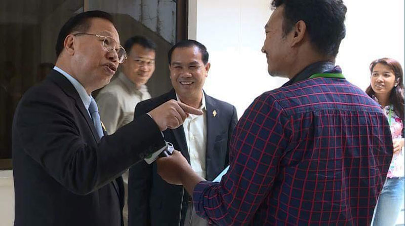 CPP lawmaker Chheang Vun, left, speaks to a Radio Free Asia reporter at the National Assembly on Wednesday as CNRP lawmaker Un Sam An looks on. (Ren Rortanak)