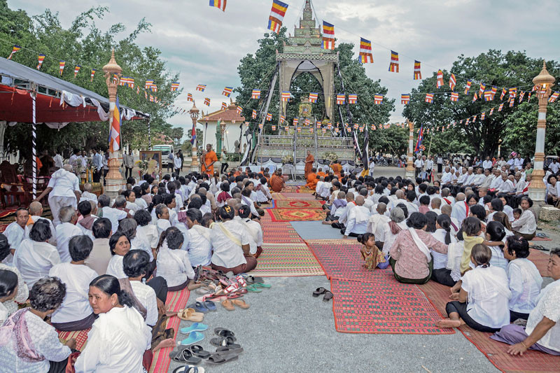 Devotees gather for the funeral of Poun Van Ath on Monday at the Srah Klaing pagoda in Kompong Speu’s Odong district. (Kong Vannak)