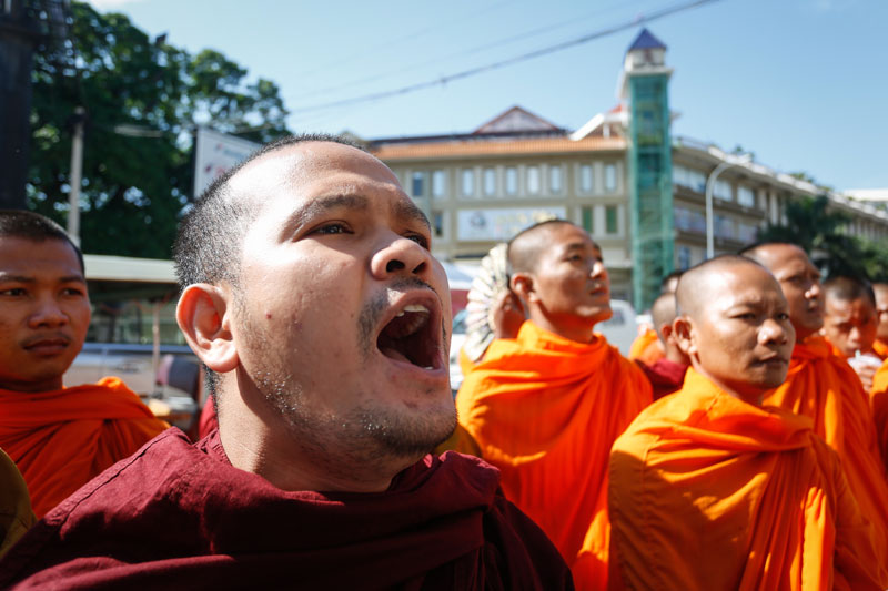 Monks protest outside the Phnom Penh Municipal Court on Wednesday as Chea Vanda is questioned inside. (Siv Channa/The Cambodia Daily)