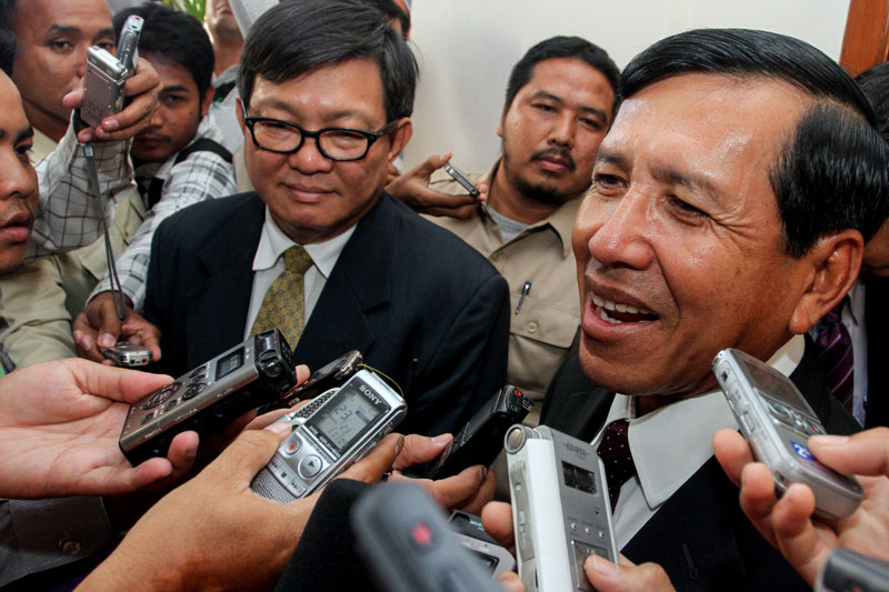 CPP Interior Ministry Secretary of State Prum Sokha, right, and CNRP lawmaker Son Chhay speak to reporters in August 2013 after leading their parties in negotiations after the disputed national election in July. (Siv Channa/The Cambodia Daily)