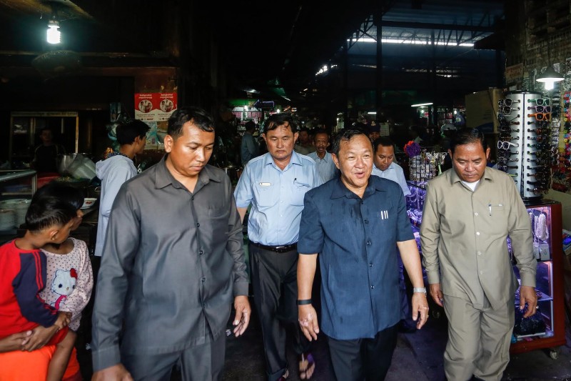 Phnom Penh governor Pa Socheatvong, second from right, tours Phsar Doeum Kor market on Friday. (Siv Channa/The Cambodia Daily)