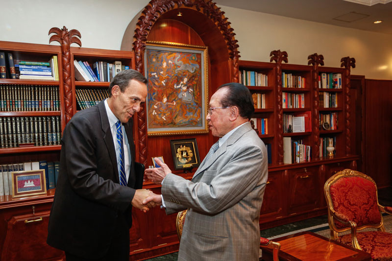 Former Foreign Affairs Minister Hor Namhong shakes hands with former US Ambassador William Todd during their final meeting in Phnom Penh in 2015. (Siv Channa/The Cambodia Daily)