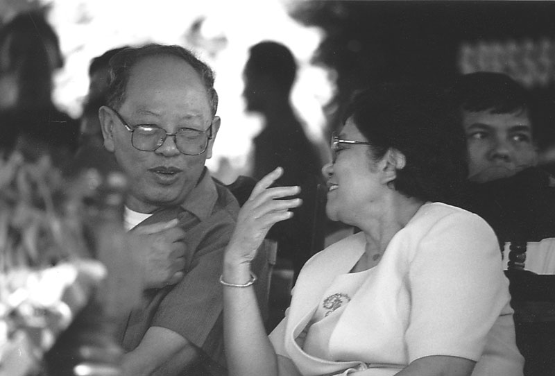 Ieng Sary, left, and Ieng Thirith in Pailin province in 1999 (Youk Chhang)