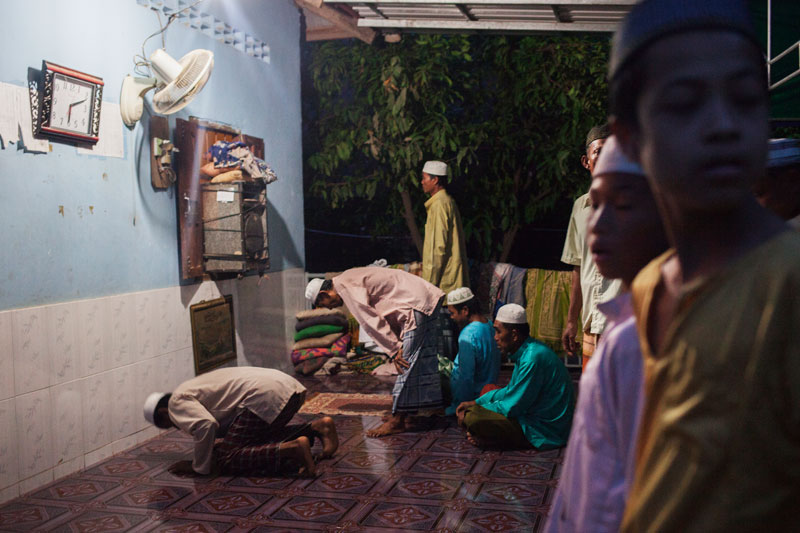 Men pray at the mosque. (Jens Welding Ollgaard/The Cambodia Daily)