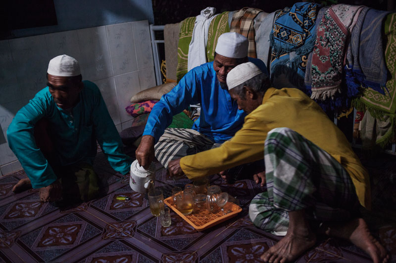 Sos Ponyamin, the imam in Svay Khleang village, pours tea at the mosque. (Jens Welding Ollgaard/The Cambodia Daily)