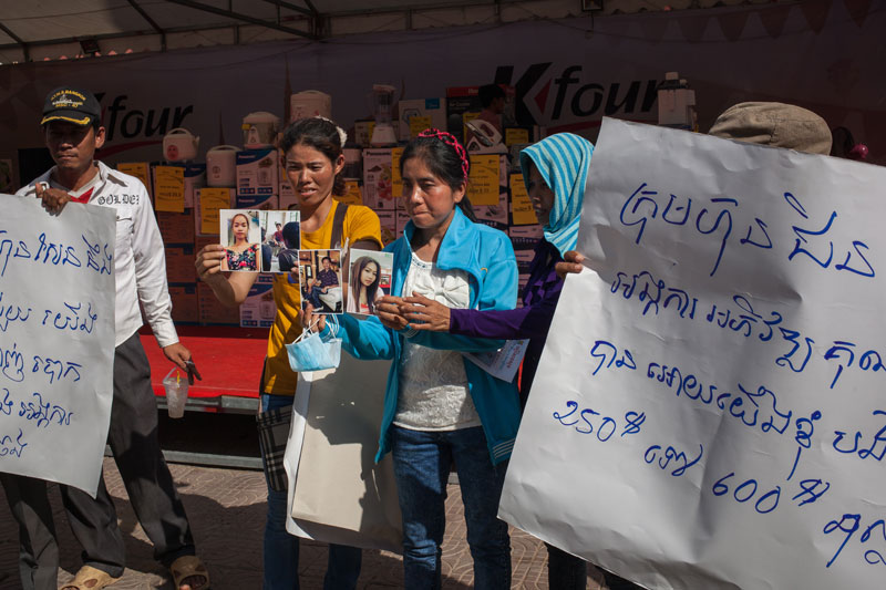 Migrant workers who were abandoned at the Thai border last week protest outside the Phnom Penh Municipal Court on Tuesday. (Jens Welding Ollgaard/The Cambodia Daily)