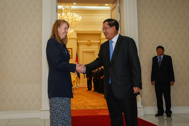 UN rights envoy Rhona Smith and Prime Minister Hun Sen shake hands at Mr Hun Sen's office building in Phnom Penh on Monday. (Siv Channa/The Cambodia Daily)
