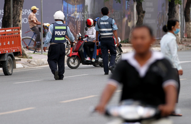 Traffic police pull over a motorist on Norodom Boulevard in Phnom Penh last year. (Siv Channa/The Cambodia Daily)