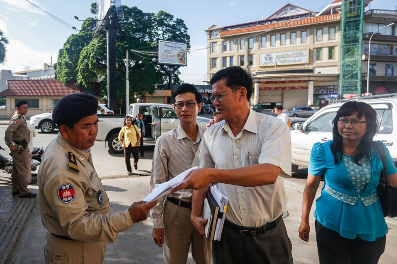Human rights advocate Ny Chakrya enters the Phnom Penh Municipal Court on July 13. (Siv Channa/The Cambodia Daily)