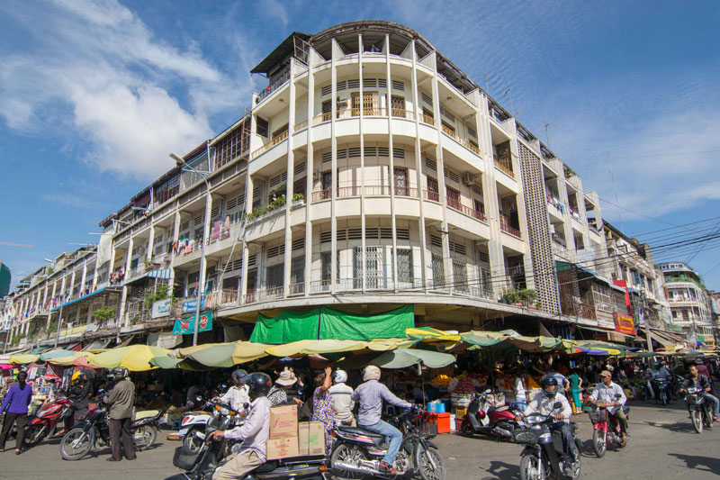 A building at the corner of streets 111 and 182 in Phnom Penh (Prum Ero)