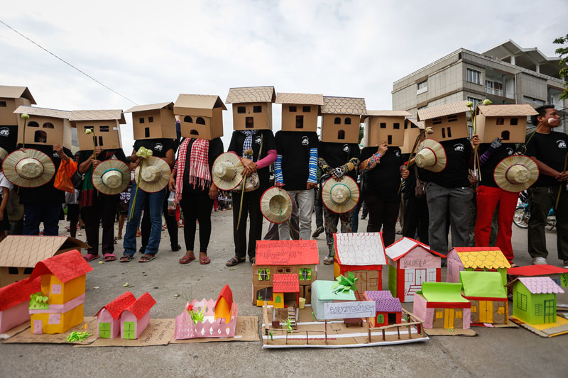 Evictees and housing rights activists prepare to march to the National Assembly from the former Dey Krahorm neighborhood in Phnom Penh on Monday. (Siv Channa/The Cambodia Daily)