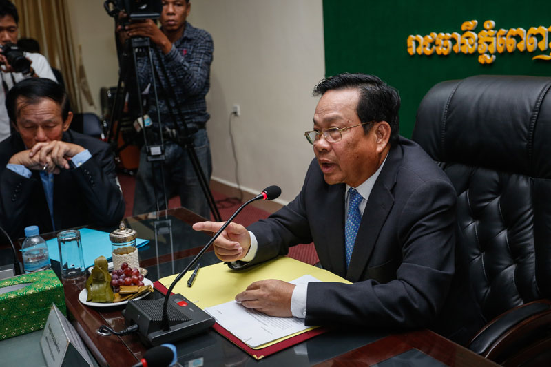 Labor Minister Ith Sam Heng addresses government, factory and union representatives during a meeting of the Labor Advisory Committee in Phnom Penh on Thursday. (Siv Channa/The Cambodia Daily)