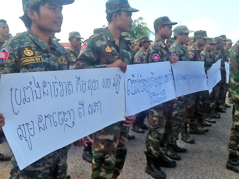 Troops from Royal Cambodian Armed Forces Brigade 42 protest against deputy opposition leader Kem Sokha in Oddar Meanchey province on Monday, holding a sign that reads: 'We firmly oppose Kem Sokha and Sam Rainsy. Please get them out of the Assembly.' (Meas Say) 