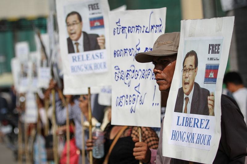 Supporters of opposition Senator Hong Sok Hour rally outside the Phnom Penh Municipal Court during his trial Wednesday. (Siv Channa/The Cambodia Daily)