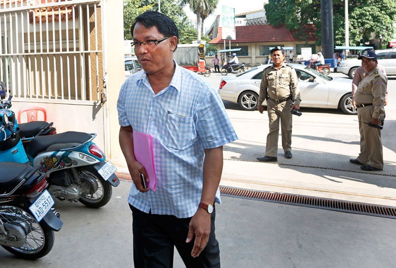 Suspended Interior Ministry official Pheng Vannak arrives at the Phnom Penh Municipal Court yesterday ahead of his defamation trial. (Siv Channa)