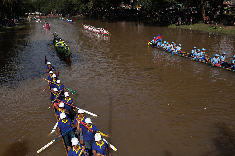 Boats warm up on the Siem Reap River before the races in Siem Reap City on Tuesday. (Jens Welding Ollgard/The Cambodia Daily)