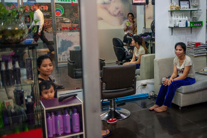 Women sit in a salon on the bottom floor of Phnom Penh’s Parkway Square Shopping Center this week. (Jens Welding Ollgaard/The Cambodia Daily)