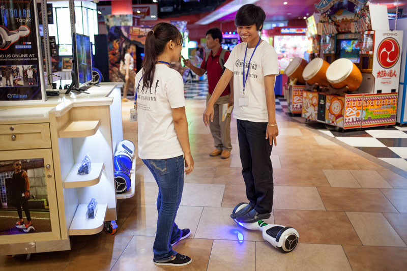 A young man test drives a ‘hover board’ in Aeon Mall this week. (Jens Welding Ollgaard/The Cambodia Daily)
