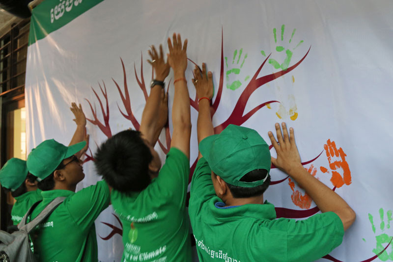 Students participate in the 'Together for Climate' event on Sunday at the Cambodia-Japan Cooperation Center in Phnom Penh. (Aria Danaparamita/The Cambodia Daily)