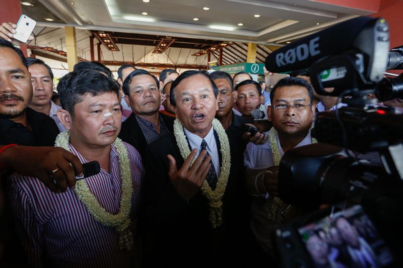 Deputy opposition leader Kem Sokha speaks to reporters at Phnom Penh International Airport on Tuesday, flanked by injured CNRP lawmakers Kong Saphea, left, and Nhay Chamroeun. (Siv Channa/The Cambodia Daily)