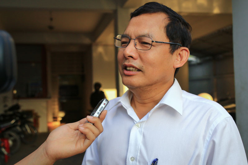 Opposition lawmaker Eng Chhay Eang speaks to reporters at the CNRP’s headquarters in Phnom Penh on Wednesday. (Ma Chettra)