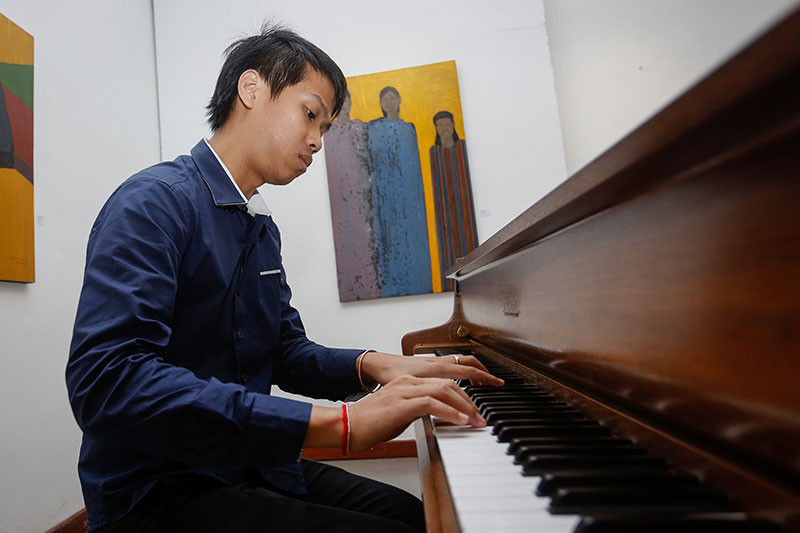 Pianist Rong Sereyvann rehearses Tuesday for his upcoming concert. (Siv Channa/The Cambodia Daily)