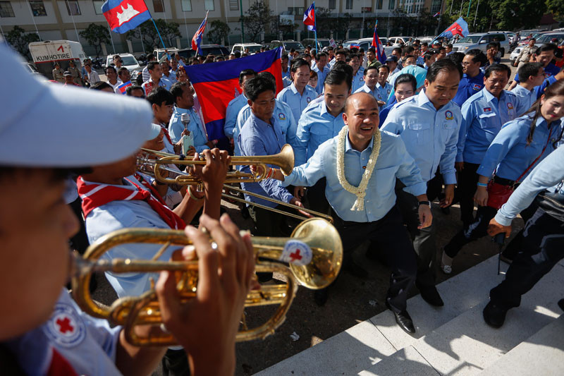 Prime Minister Hun Sen's son, Hun Many, arrives at Phnom Penh's Olympic Stadium on Thursday. More than a thousand members of Mr. Many's youth organization met the CPP lawmaker at Phnom Penh International Airport Thursday after he was awarded the Gusi Peace Prize in Manila on Wednesday.