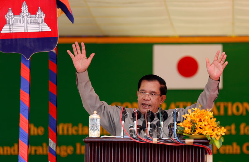 Prime Minister Hun Sen speaks yesterday during a ceremony inaugurating a Japanese-funded drainage project in Phnom Penh. (Siv Channa)