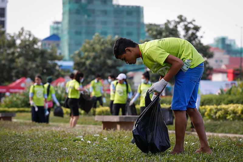Volunteers pick up litter to mark the launch of the 'Make My Country Plastic Bag Free' campaign in Phnom Penh on Friday. (Siv Channa/The Cambodia Daily)