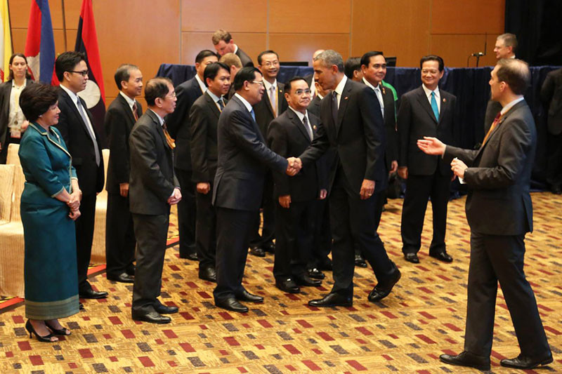 Prime Minister Hun Sen shakes hands with US President Barack Obama at the 27th Asean Summit in Kuala Lumpur on Saturday, in a photo posted to Mr. Hun Sen’s Facebook page.