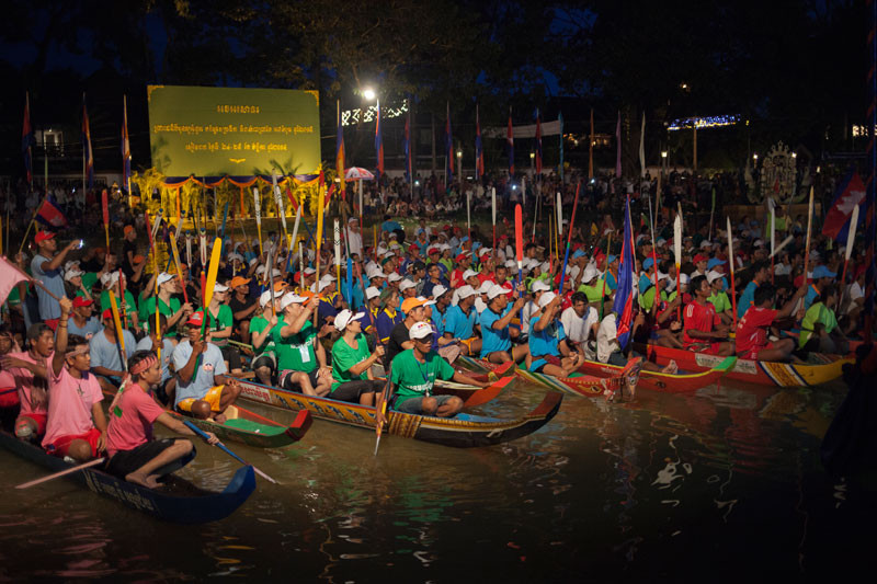Teams raise their paddles during the closing ceremony of the boat races at the Water Festival in Siem Reap City on Wednesday. (Jens Welding Ollgaard/The Cambodia Daily)