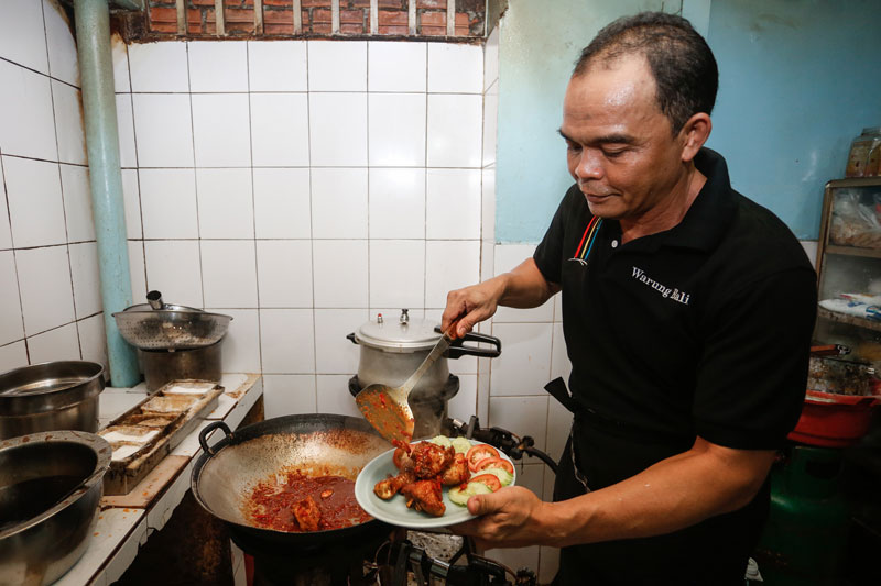 Chef Firdaus prepares the dish ‘ayam bumbu Bali’ in Warung Bali. (Siv Channa/The Cambodia Daily)