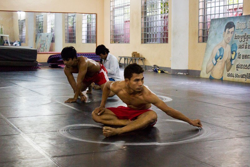 The three dancers in 'Brodal Serei' rehearse in Phnom Penh in January. (Lin Chih-Yu)