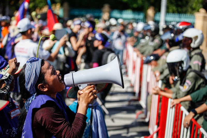 Activists face off with authorities near the Justice Ministry on Thursday after police blocked a group of demonstrators from marching through the city to mark International Human Rights Day. (Siv Channa/The Cambodia Daily)