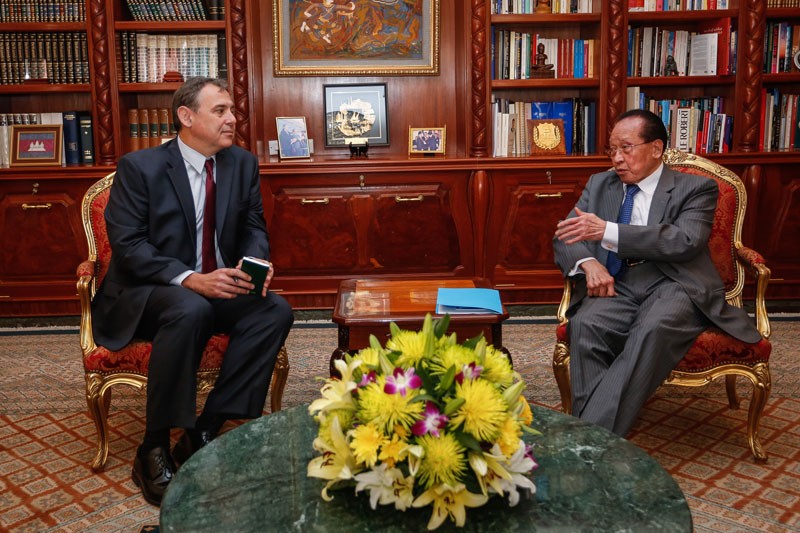 Foreign Affairs Minister Hor Namhong, right, speaks to US Ambassador William Heidt during a meeting in Phnom Penh on Monday. (Siv Channa/The Cambodia Daily)