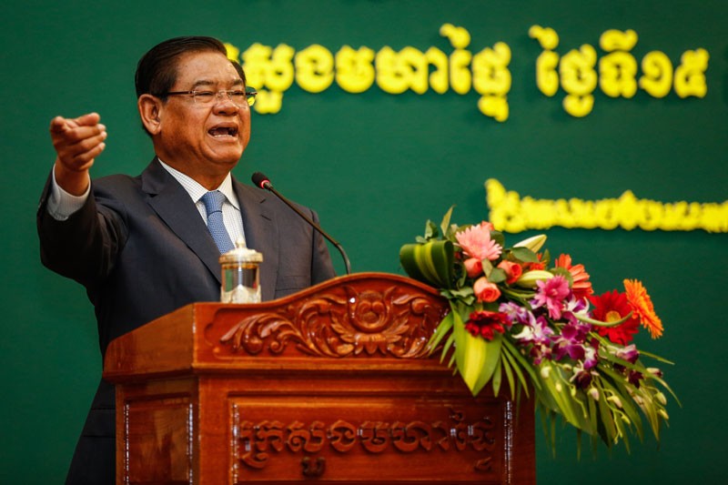 Interior Minister Sar Kheng addresses police officers and civil servants during a ceremony on Tuesday in Phnom Penh. (Siv Channa/The Cambodia Daily)