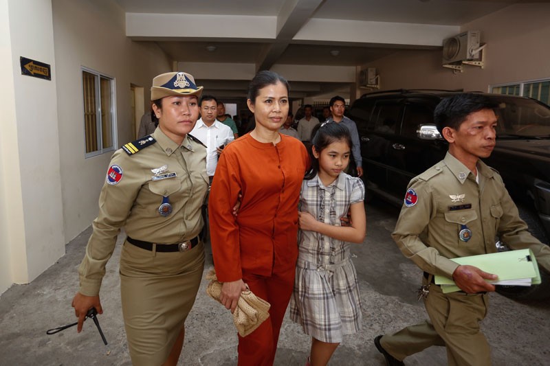 Lay Huong leaves the Phnom Penh Municipal Court with her daughter on Tuesday.