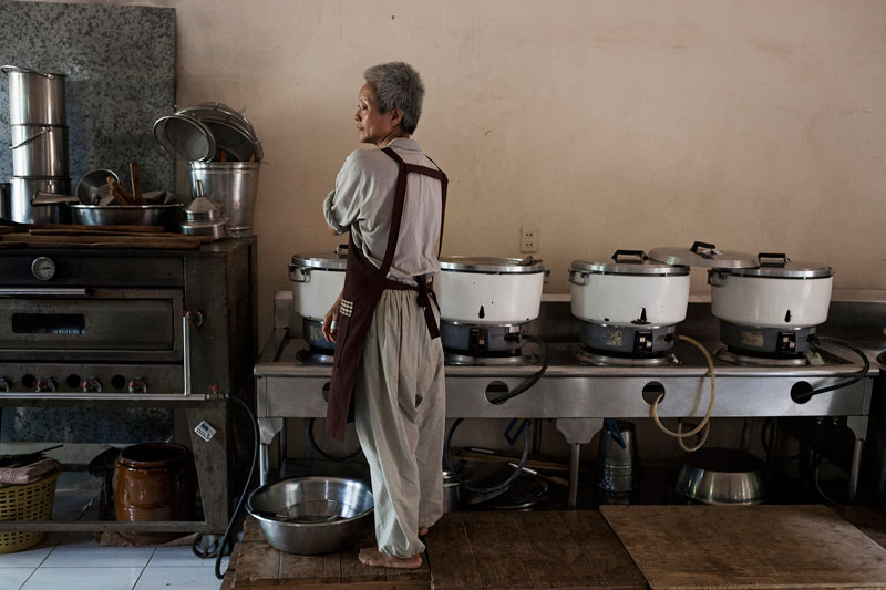 A resident laywoman cooks food at Maha Panna Vihara. (Jens Welding Ollgaard/The Cambodia Daily)