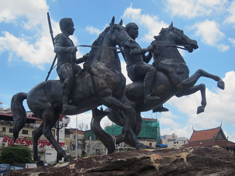 Statues of 17th-century military leader Techo Meas and his protege, Techo Yort, on Phnom Penh’s Sisowath Quay (Steven Boswell)