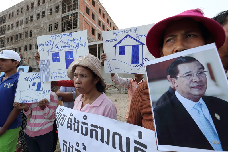 Residents protest on Phnom Penh's Chroy Changva peninsula on Sunday calling for better compensation or a cessation of the road project. (Takahashi Satoshi)
