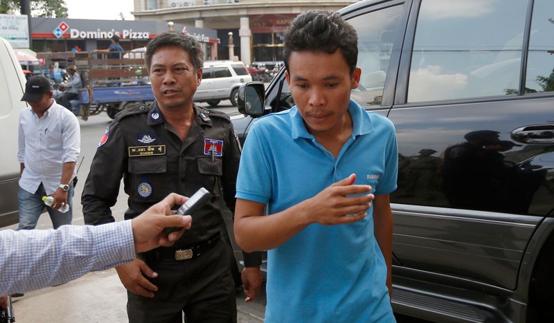 Mann Som Orn enters the Phnom Penh Municipal Court, where he was provisionally charged on Friday over a threat against Prime Minister Hun Sen that he allegedly posted to Facebook. (Siv Channa/The Cambodia Daily)