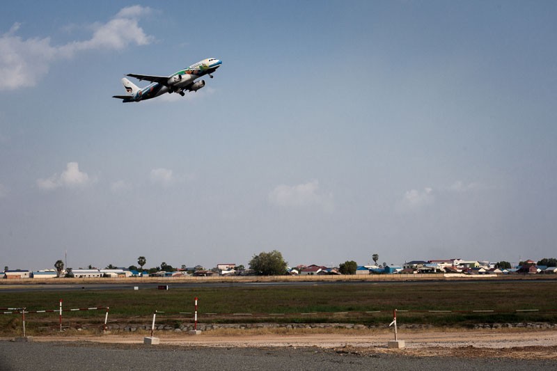 A passenger jet takes off at Phnom Penh International Airport on Wednesday. (Jens Welding Ollgaard/The Cambodia Daily) 