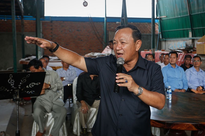 Phnom Penh municipal governor Pa Socheatvong speaks to villagers living near the city's Boeng Trabek reservoir on Wednesday. (Siv Channa/The Cambodia Daily)