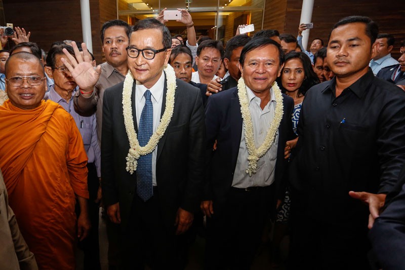 Opposition leaders Sam Rainsy, left, and Kem Sokha, right, arrive at Phnom Penh International Airport in November. (Siv Channa/The Cambodia Daily) 