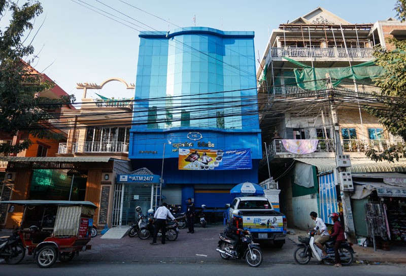 A Hattha Kaksekar Limited branch in Phnom Penh's Chamkar Mon district (Siv Channa/The Cambodia Daily)