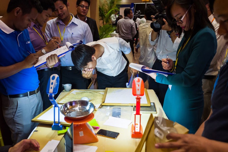 Judges evaluate rice samples at the Cambodia Rice Forum at the Sokha hotel in Phnom Penh. (John Vink)