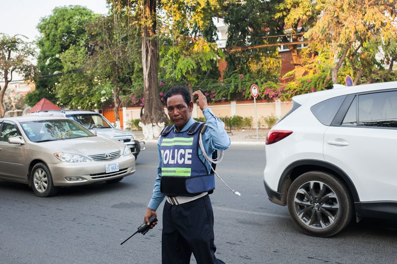 A traffic police officer directs motorists on Norodom Boulevard in Phnom Penh on Monday. (Jens Welding Ollgaard/The Cambodia Daily)