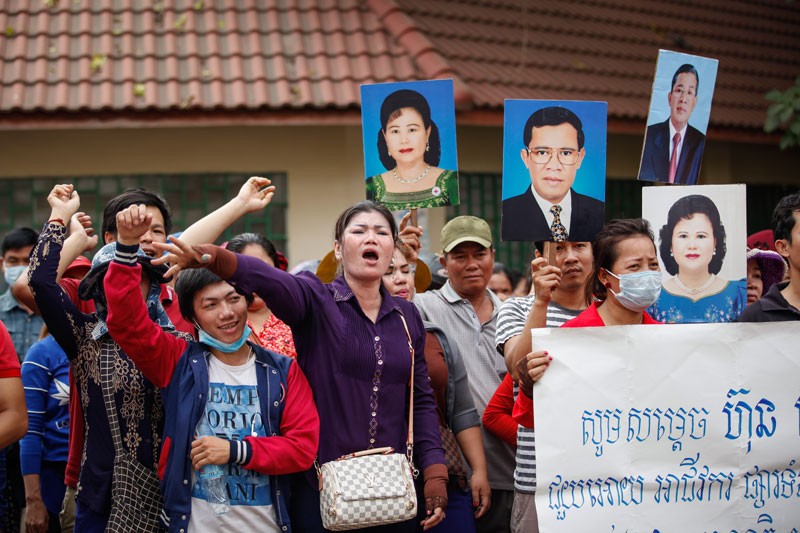 Vendors from the Tumnup market protest outside the Phnom Penh Municipal Court on Wednesday. (Siv Channa/The Cambodia Daily) 